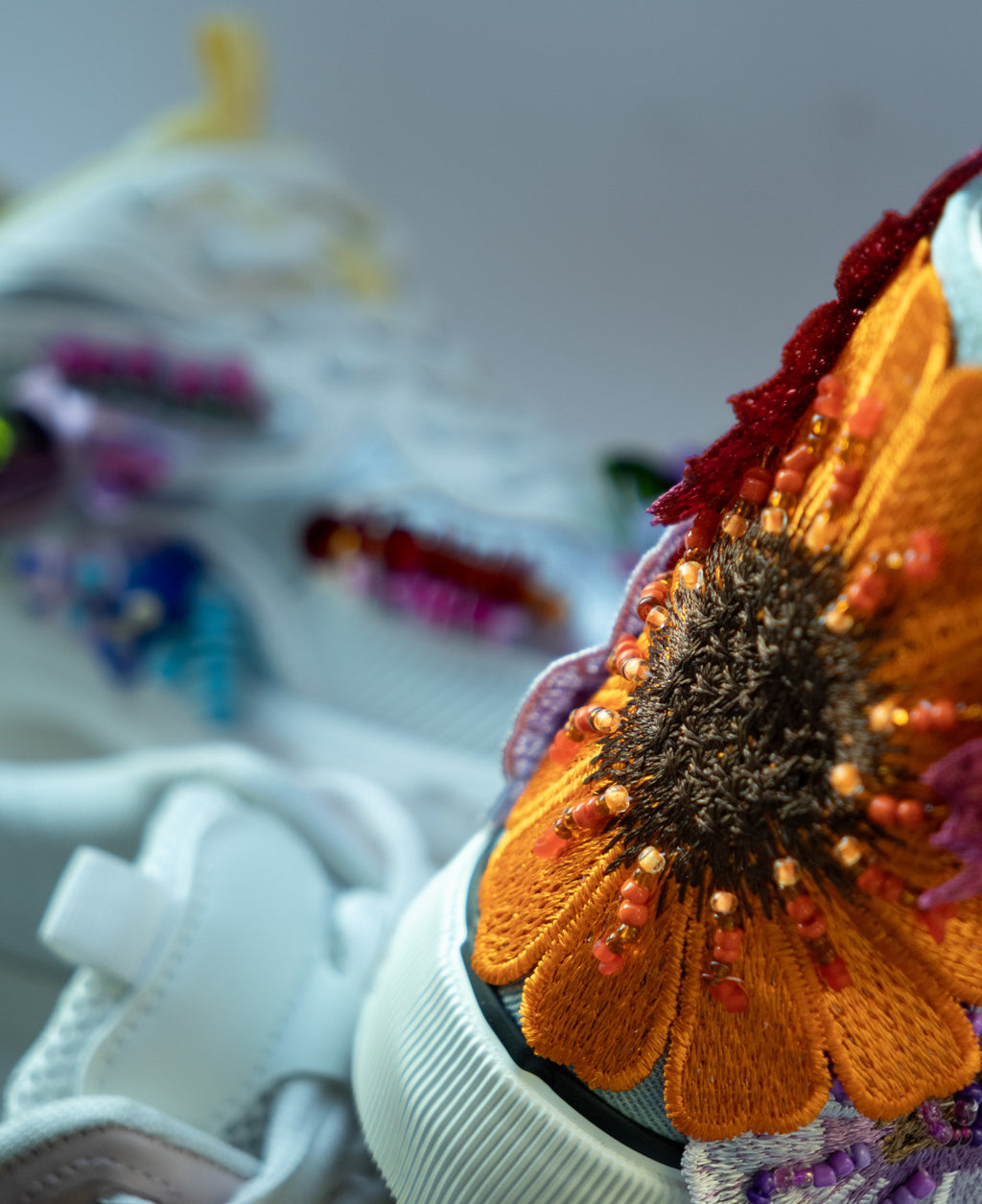 Flower Sneaker | Handgeborduurde Denim Sneaker met Parels