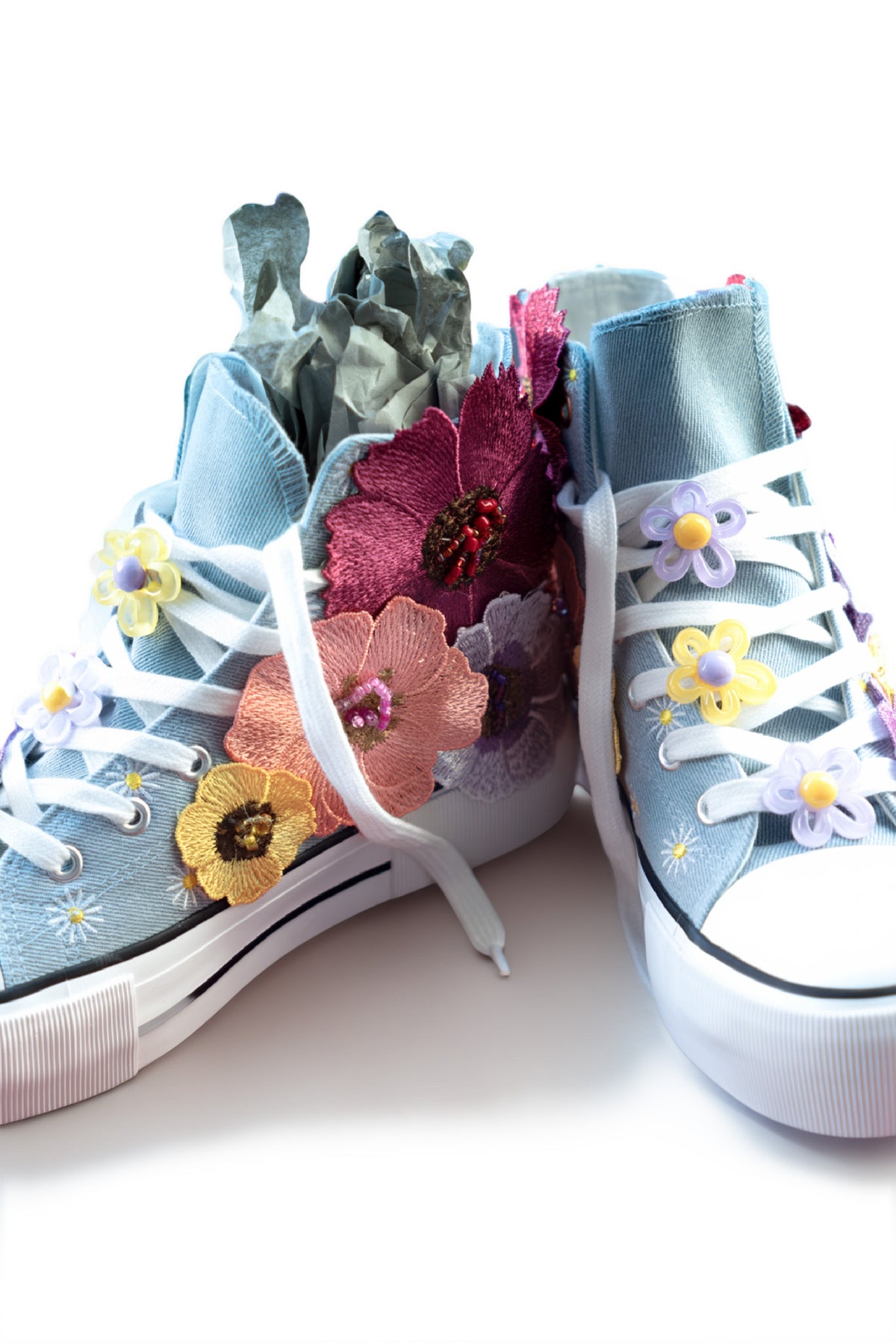Flower Sneaker | Handgeborduurde Denim Sneaker met Parels