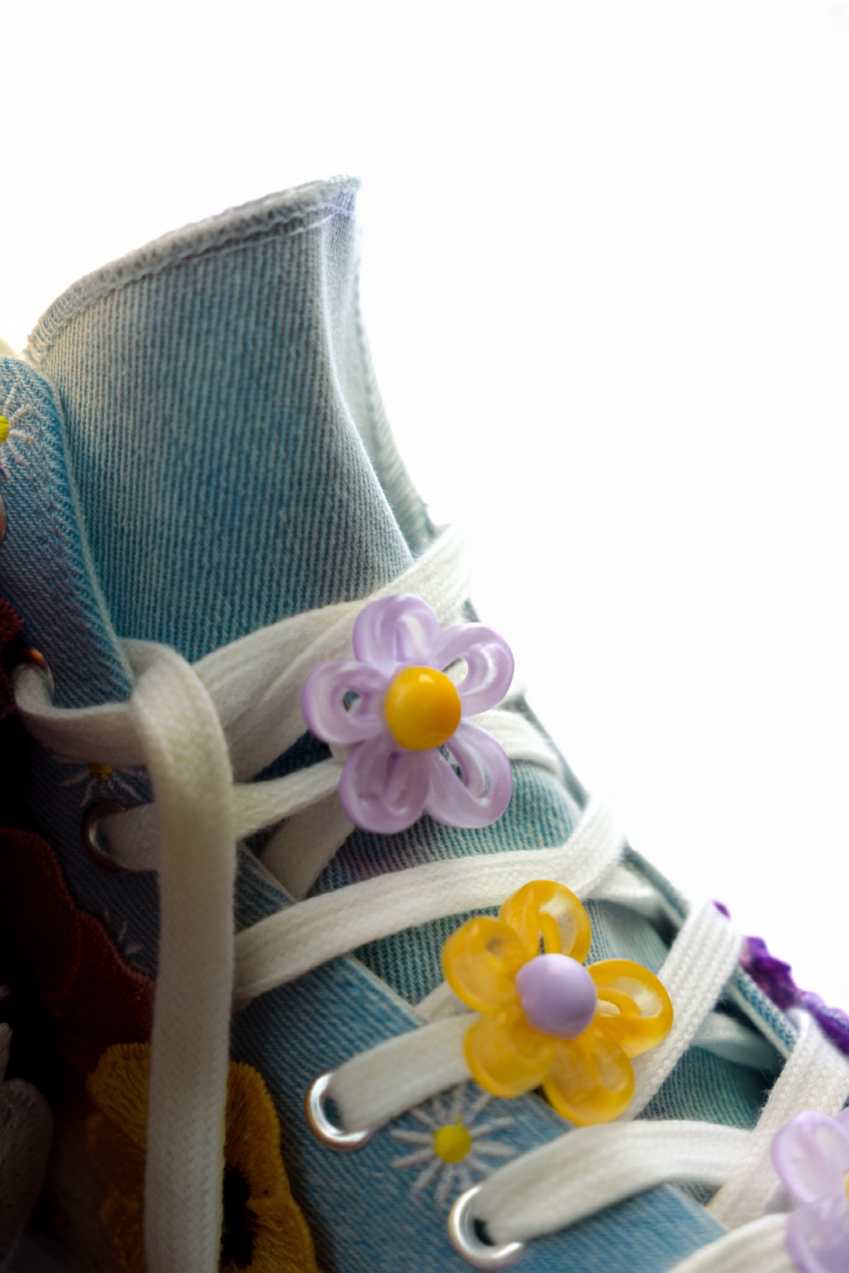 Flower Sneaker | Handgeborduurde Denim Sneaker met Parels