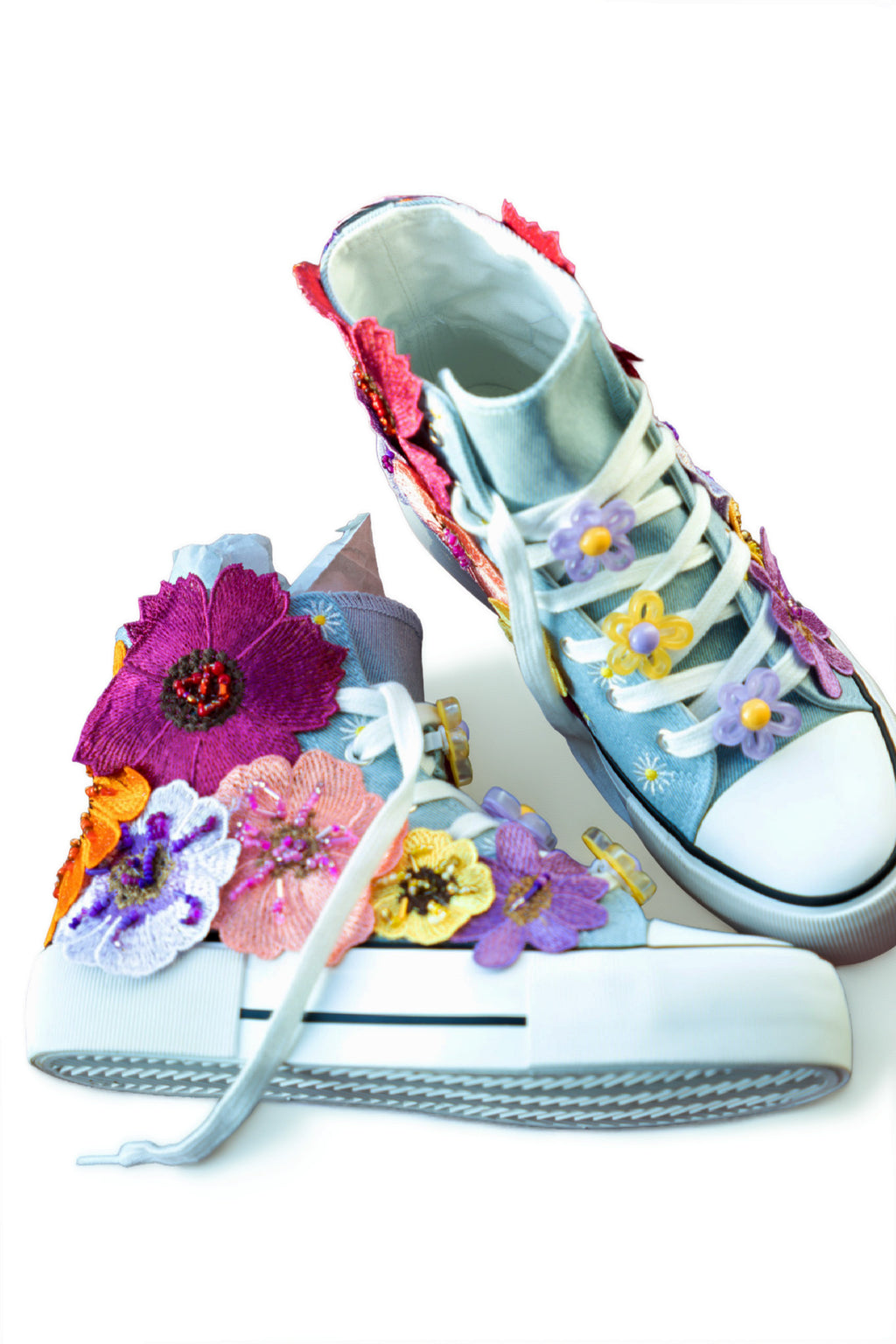 Flower Sneaker | Handgeborduurde Denim Sneaker met Parels
