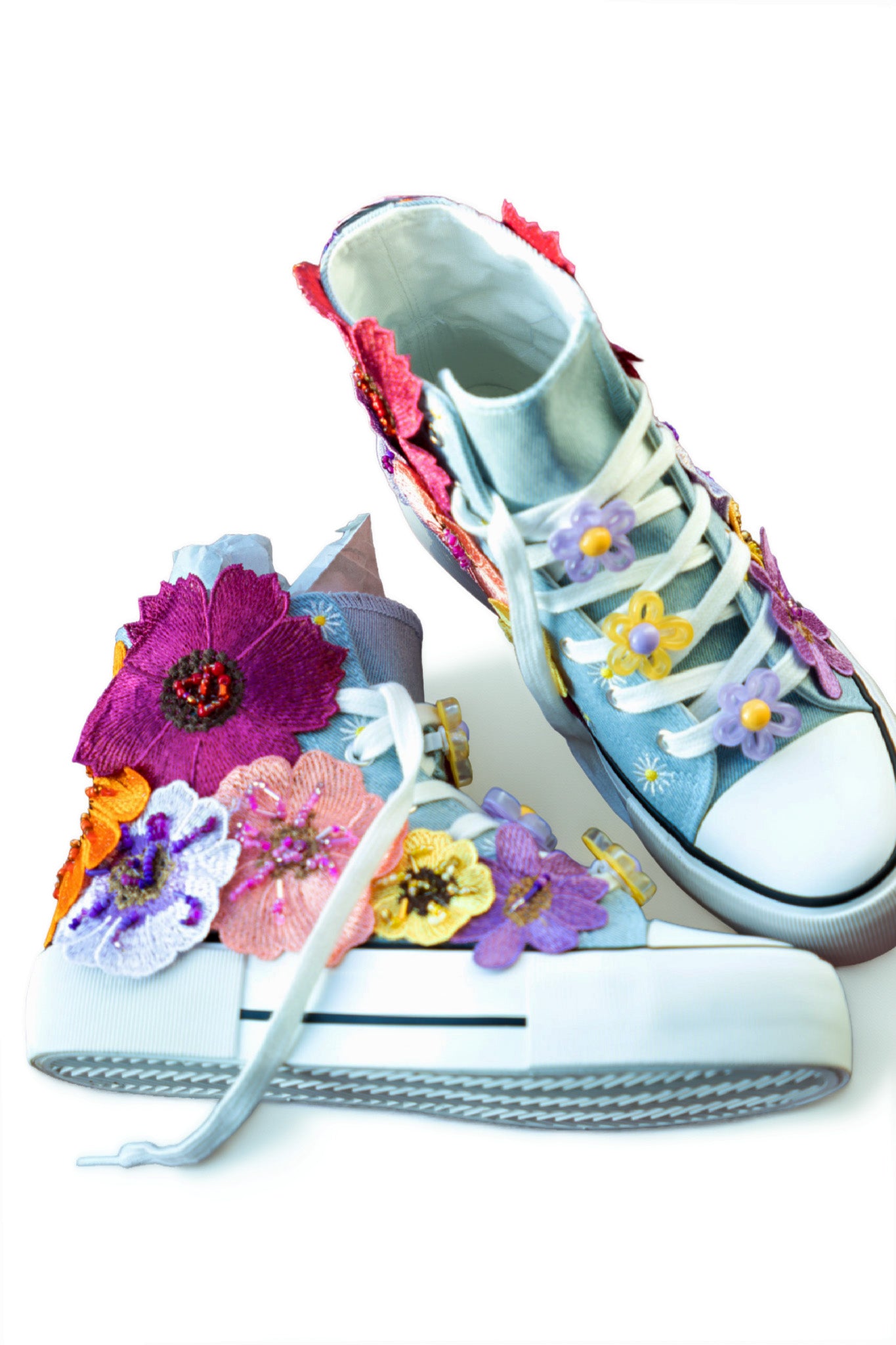 Flower Sneaker | Handgeborduurde Denim Sneaker met Parels
